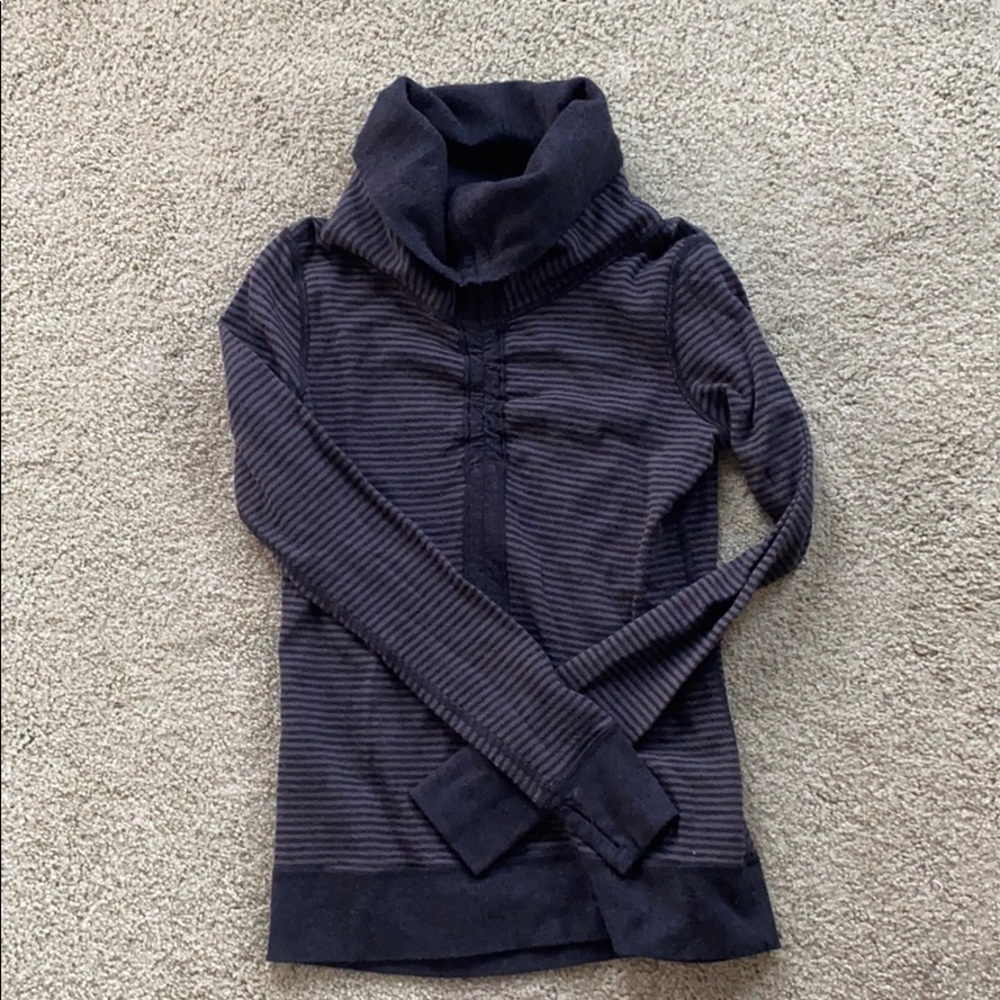 Long sleeve turtleneck lululemon reversible shirt